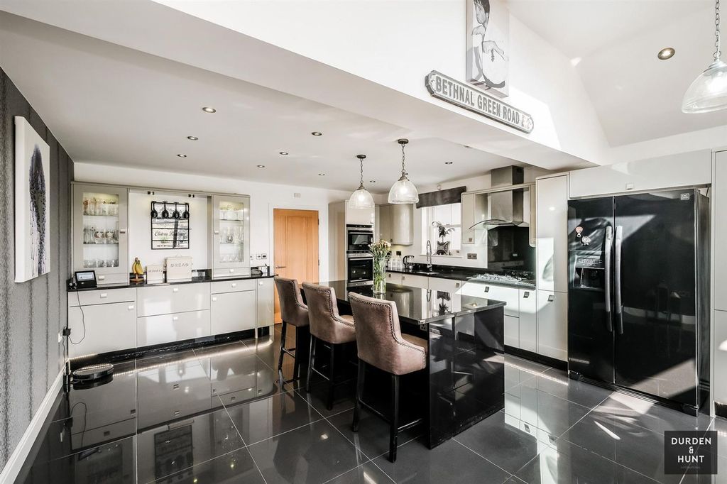 Property photo 3 of 33 Chelmsford Road