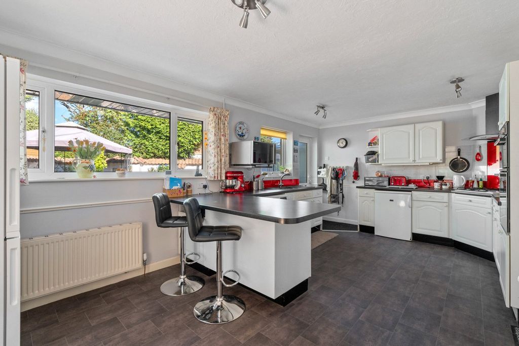 Property photo 3 of 33 Kitchen/Breakfast Rm