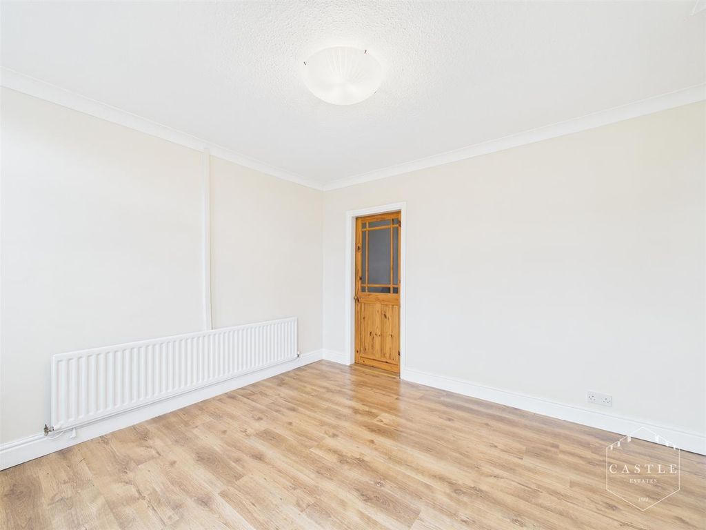 Property photo 3 of 13 Lounge