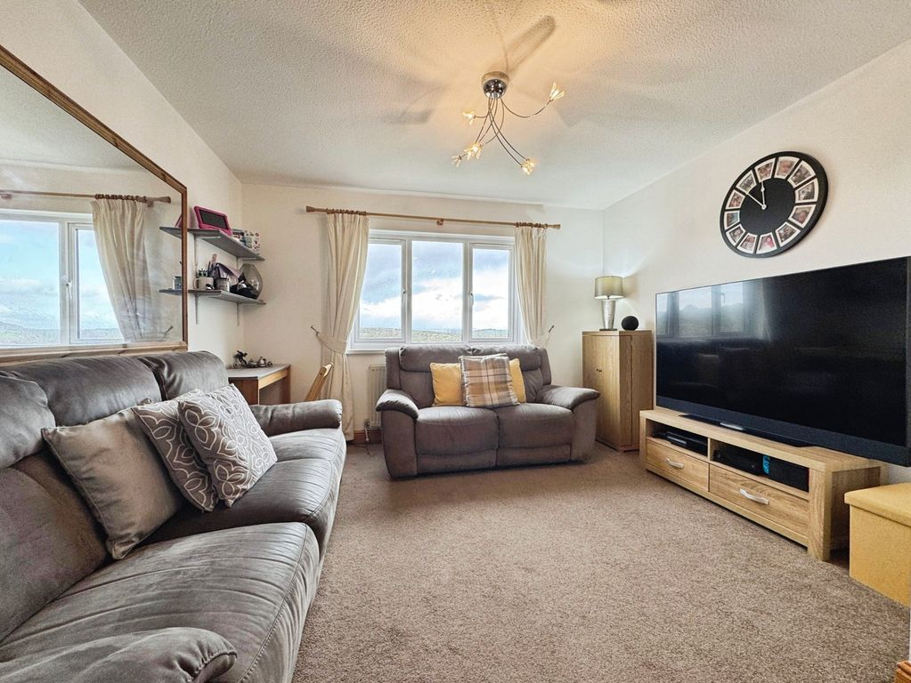 Property photo 3 of 17 Lounge