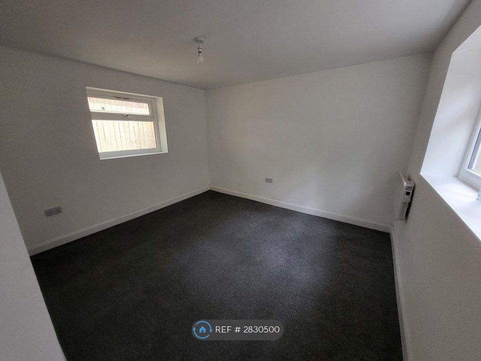 Property photo 2 of 6 Bedroom