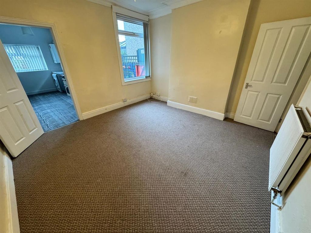 Property photo 3 of 24 Lounge