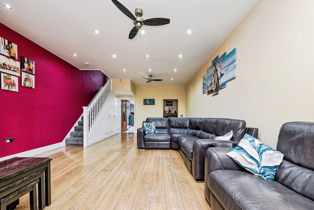 Property photo 2 of 17 Photo