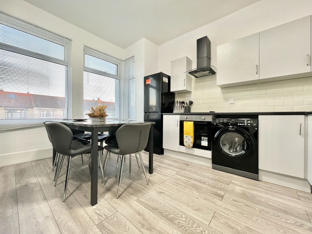 Property photo 1 of 12 Two Bedroom Split Level Flat Ideal For Doctors Or Nurses- Close To Queen Hospital