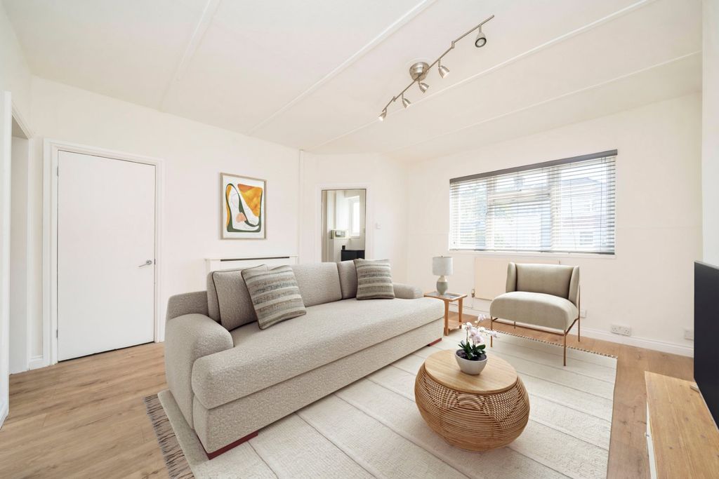 Property photo 3 of 8 Picture No. 17