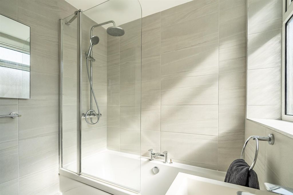 Property photo 2 of 10 Bathroom