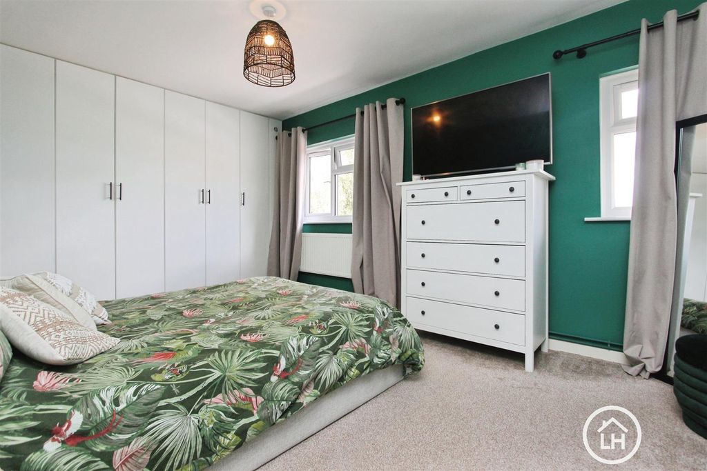 Property photo 2 of 18 Bedroom