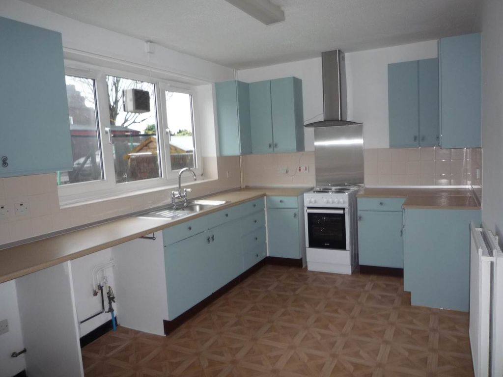 Property photo 2 of 10 Kitchen
