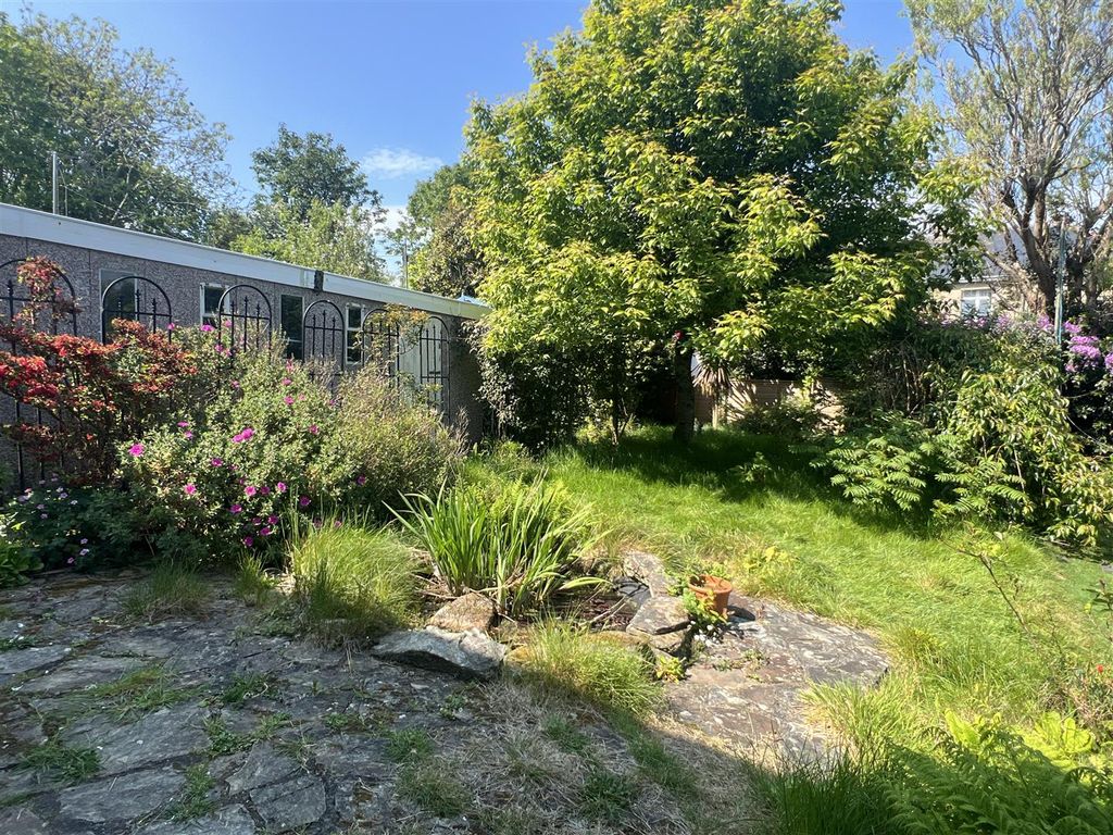 Property photo 3 of 28 Gardens &amp; Garage