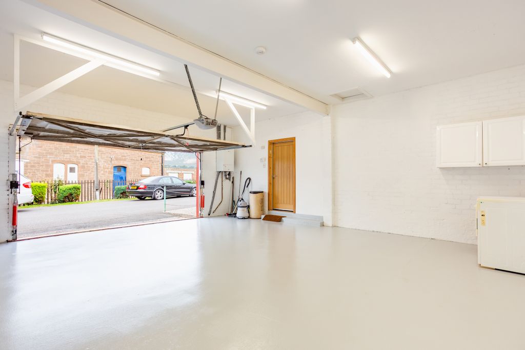 Property photo 3 of 32 Garage