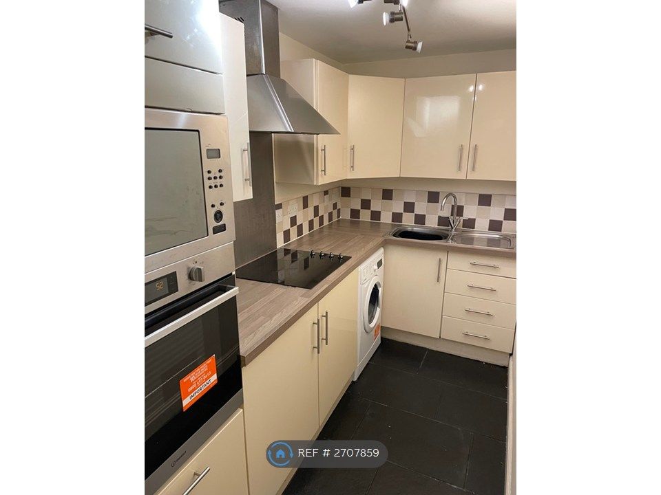 Property photo 3 of 10 Kitchen