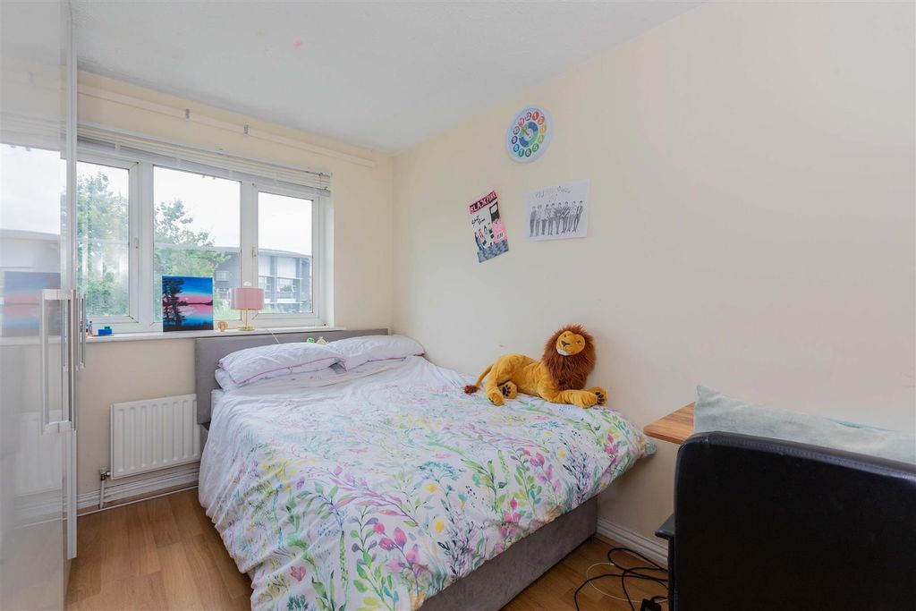 Property photo 2 of 12 8 Gowlings Green-10.Jpg