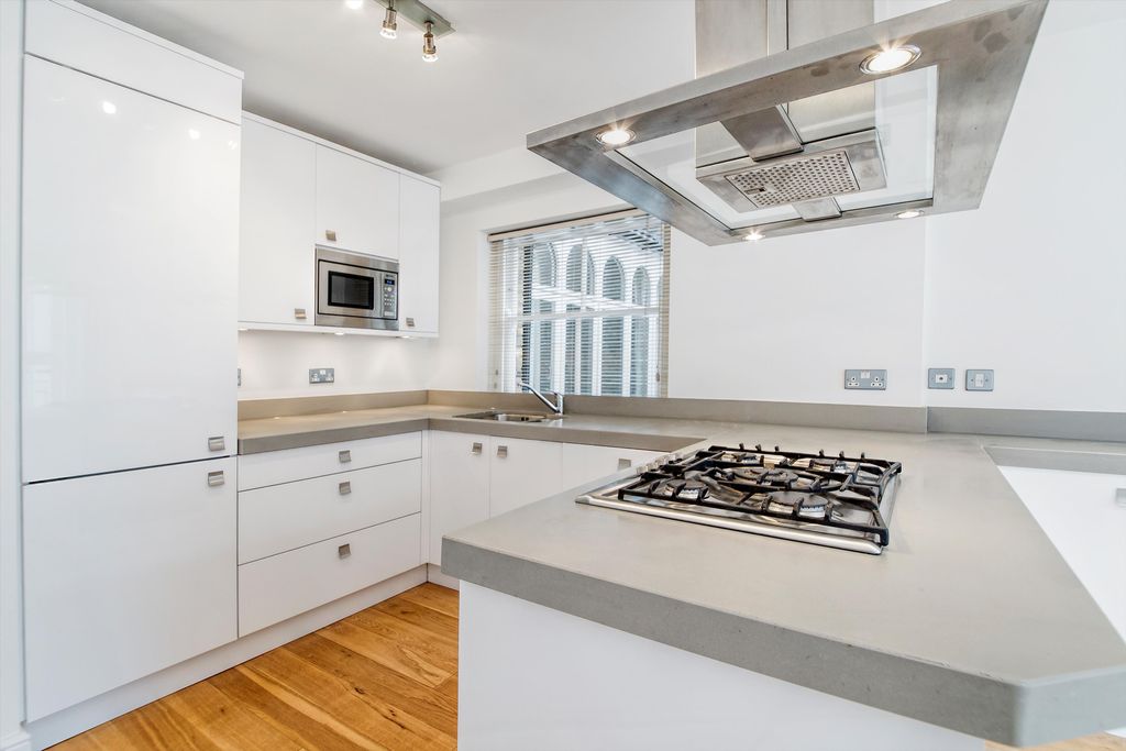 Property photo 2 of 18 Image