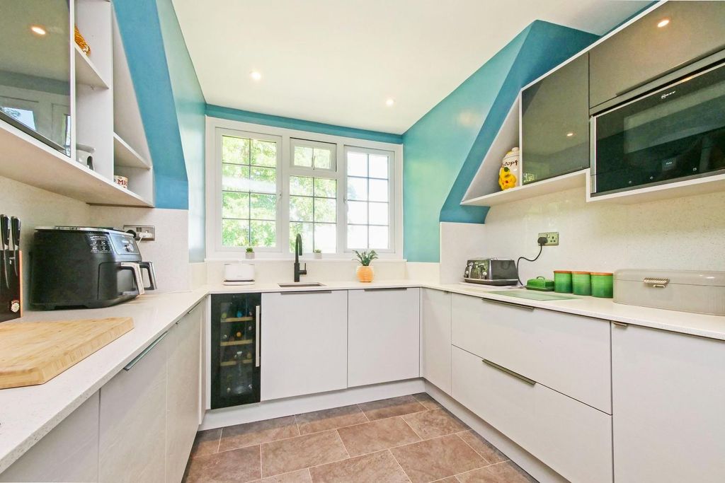 Property photo 3 of 14 Kitchen