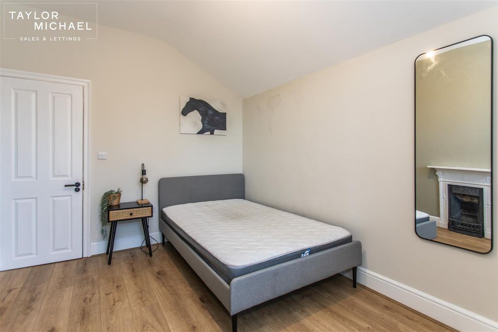 Property photo 2 of 16 Room