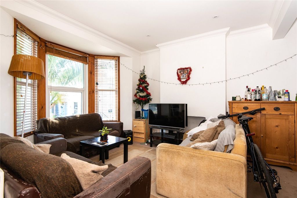 Property photo 2 of 9 Lounge