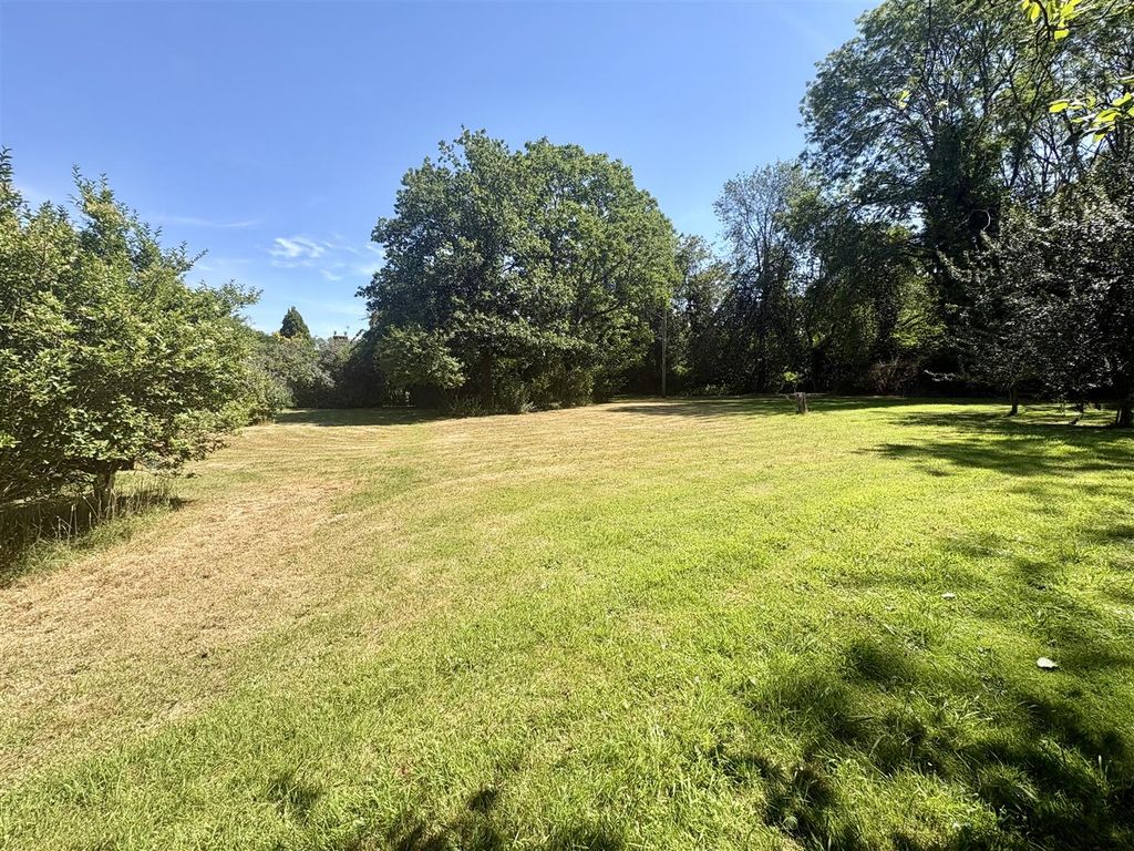 Property photo 2 of 16 Garden 1