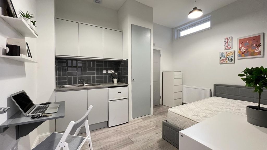 Property photo 2 of 8 De6A9c3d-1B30-4d7A-B3Df-196A8694dc63