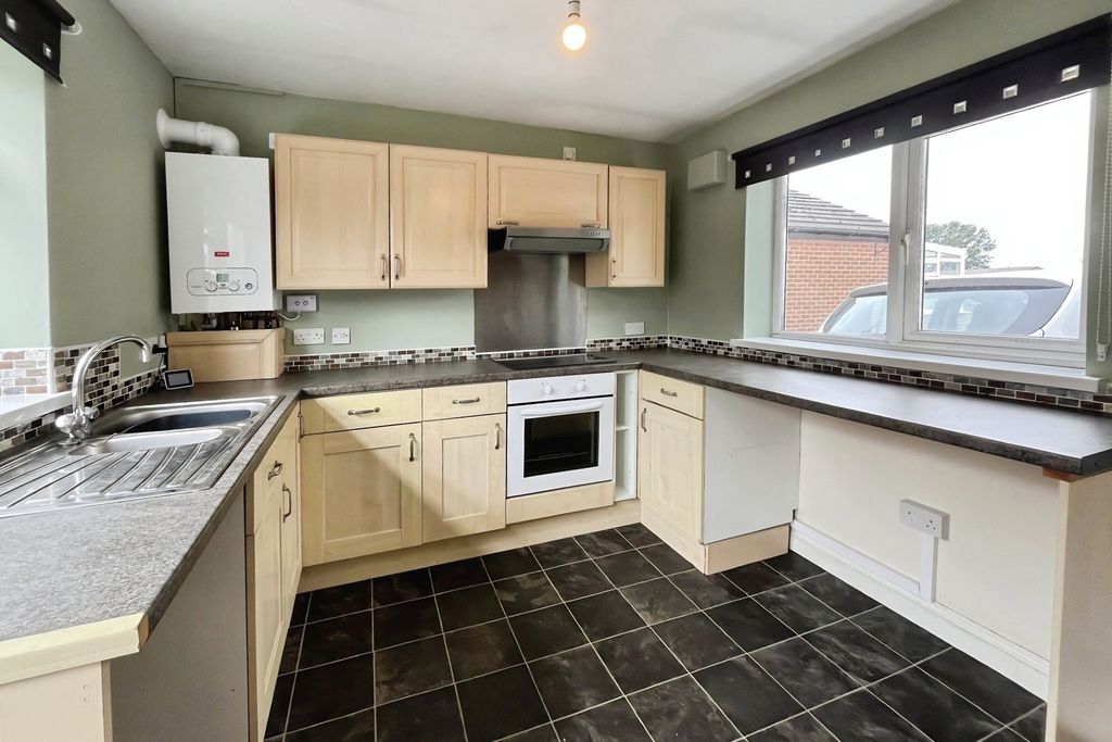 Property photo 3 of 11 Kitchen