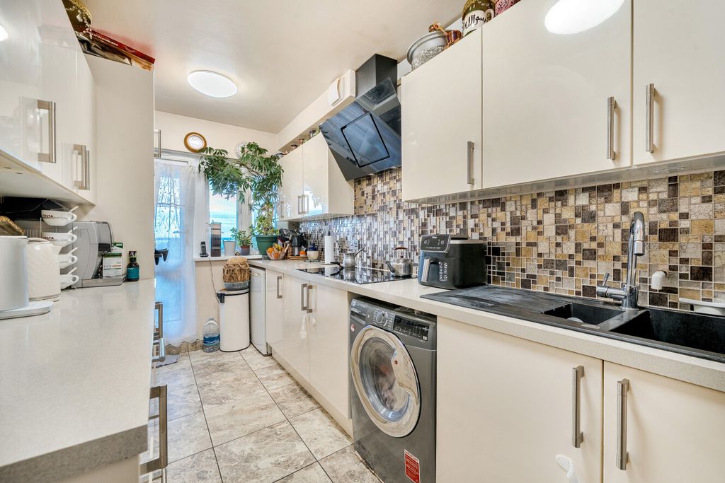 Property photo 3 of 11 1397151-7-6967Cb0...