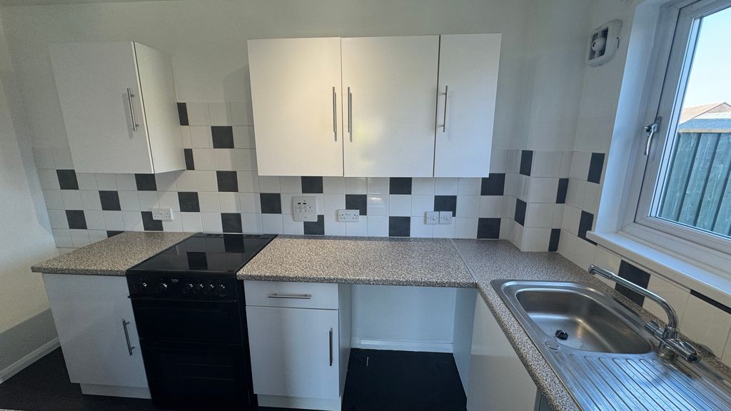 Property photo 3 of 10 Kitchen
