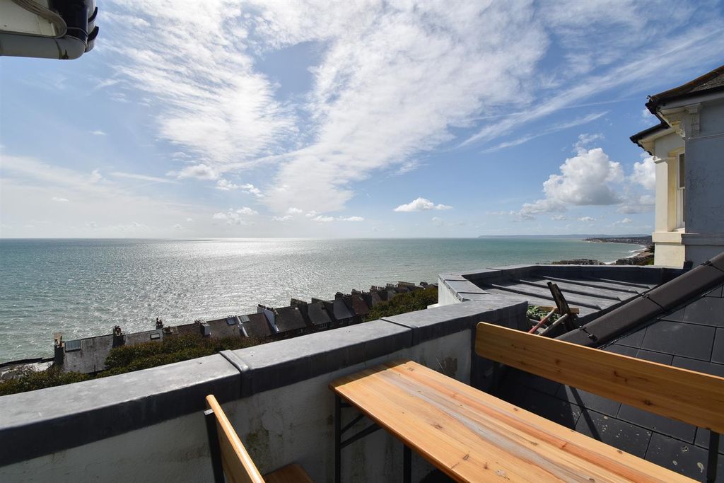 Property photo 2 of 23 Roof Terrace
