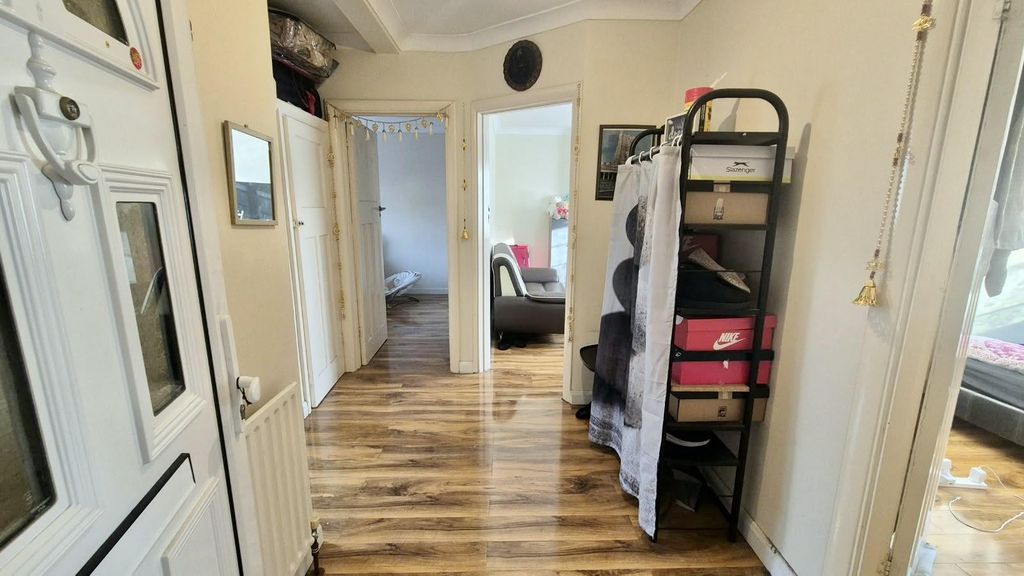 Property photo 2 of 8 Hallway