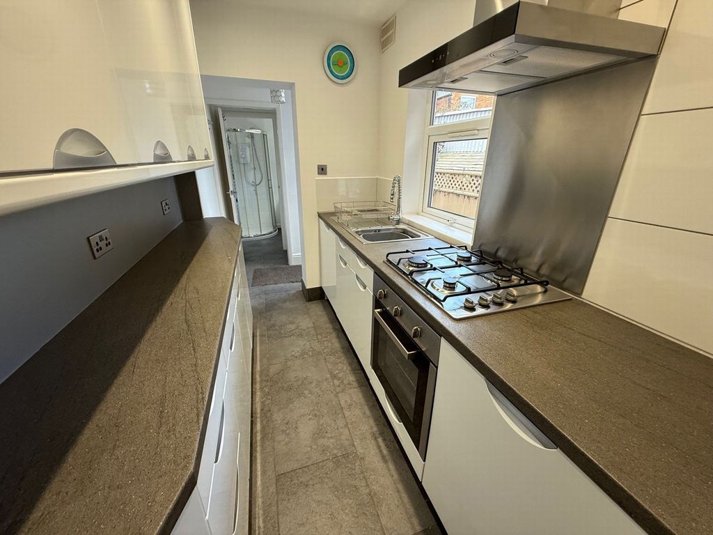 Property photo 3 of 10 Kitchen