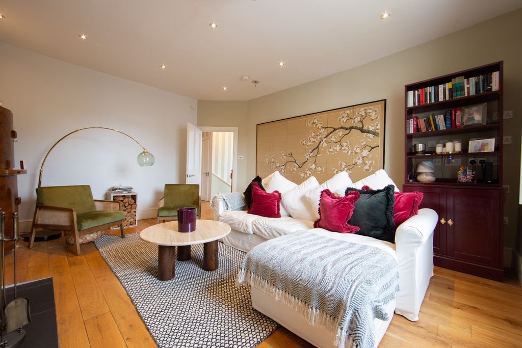 Property photo 1 of 12 4591060