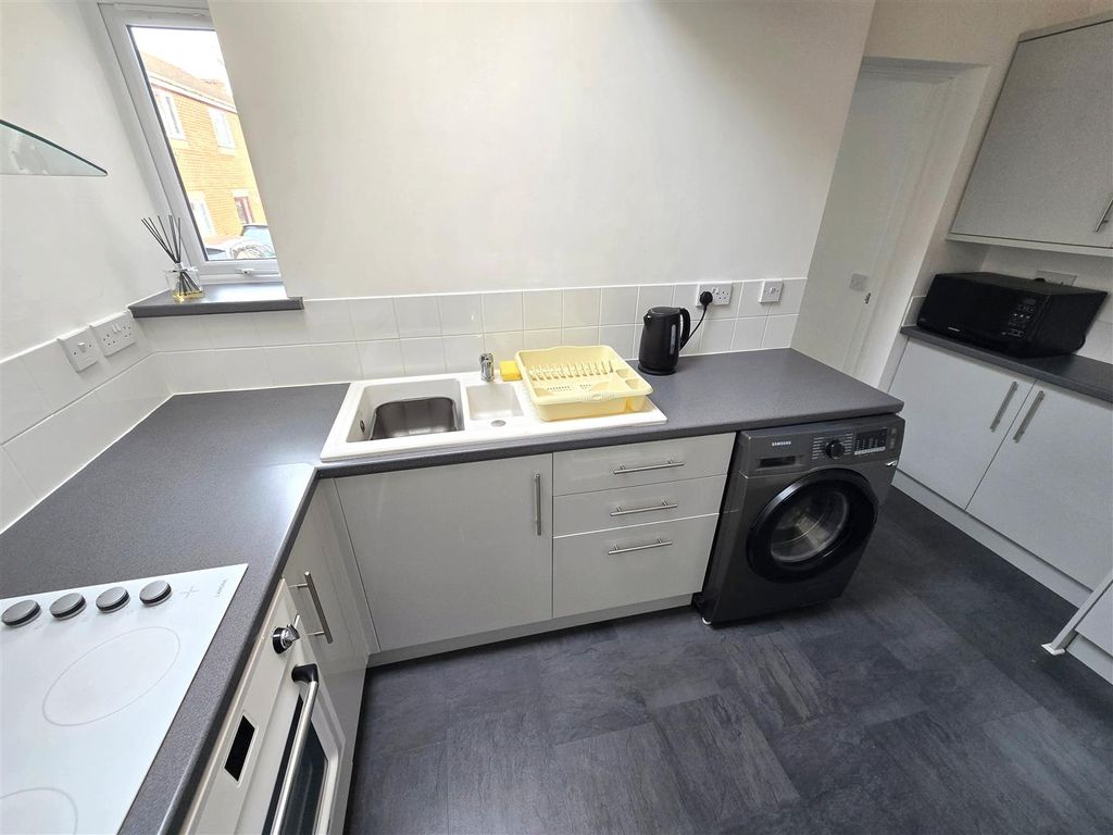 Property photo 2 of 11 Kitchen