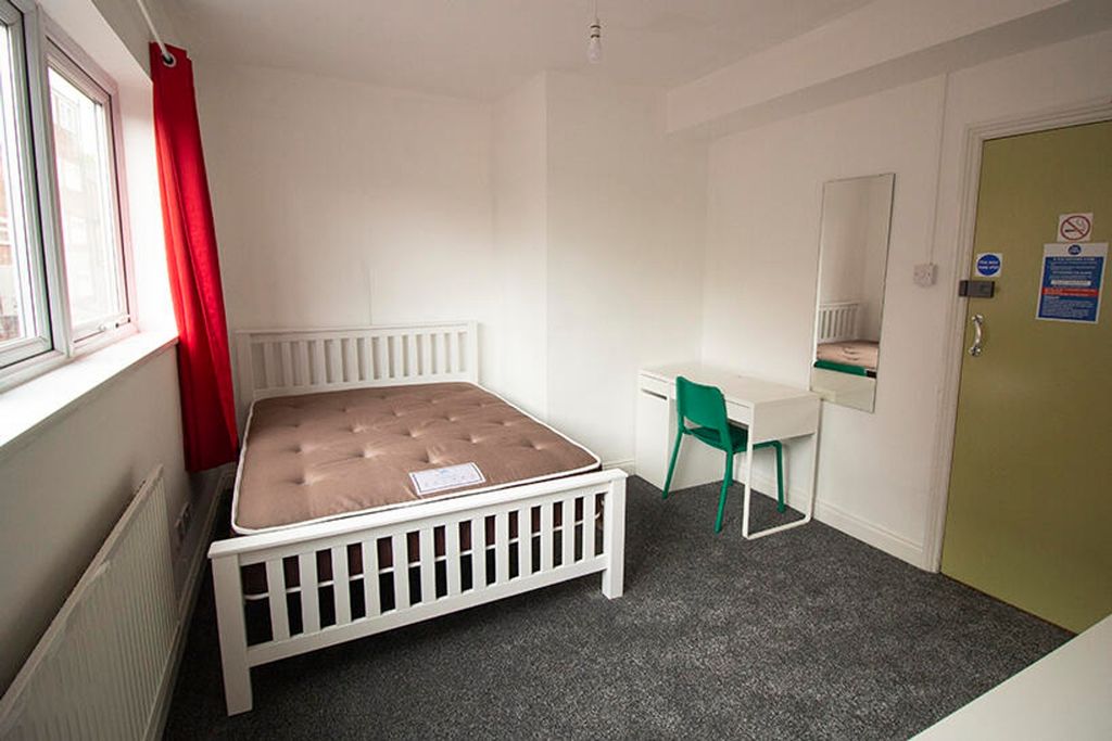 Property photo 3 of 11 This Bright And Inviting Double Bedroom Features A...