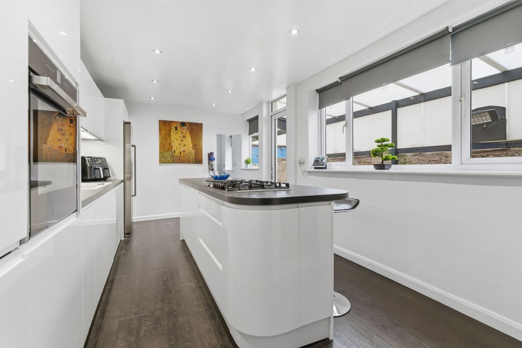 Property photo 2 of 39