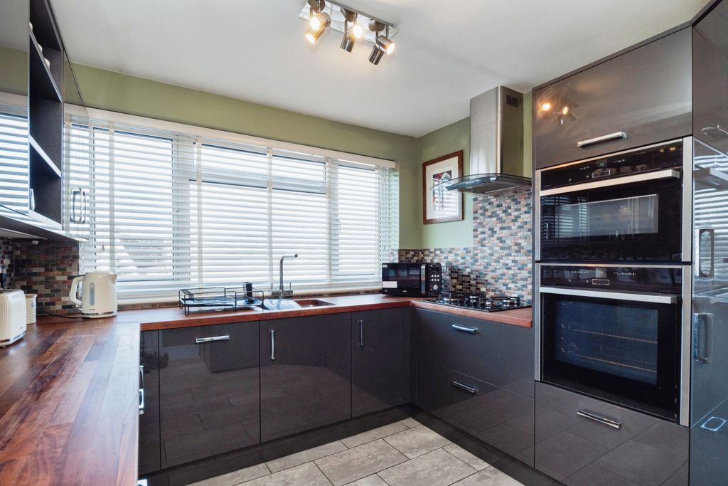 Property photo 2 of 16 Kitchen