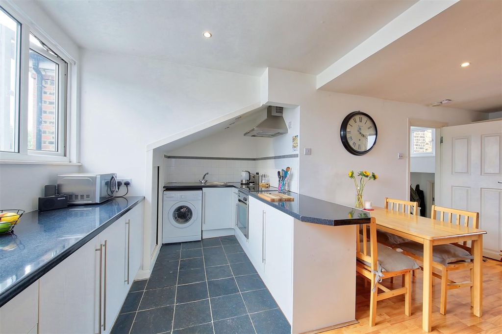 Property photo 3 of 7 242c_Earlsfield_Road_Image6_14323_4.Jpg