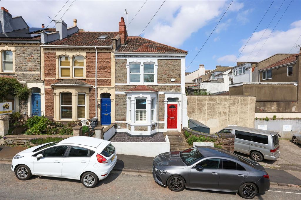 Property photo 3 of 19 1 Raglan Road 31.Jpg