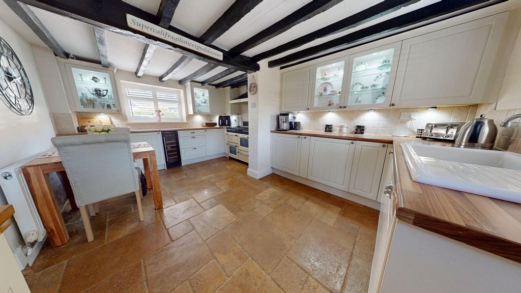 Property photo 3 of 19 Kitchen