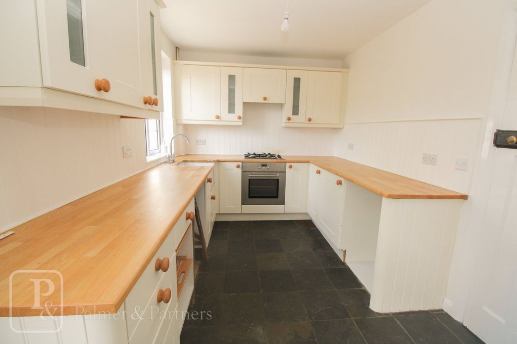 Property photo 3 of 12 Kitchen