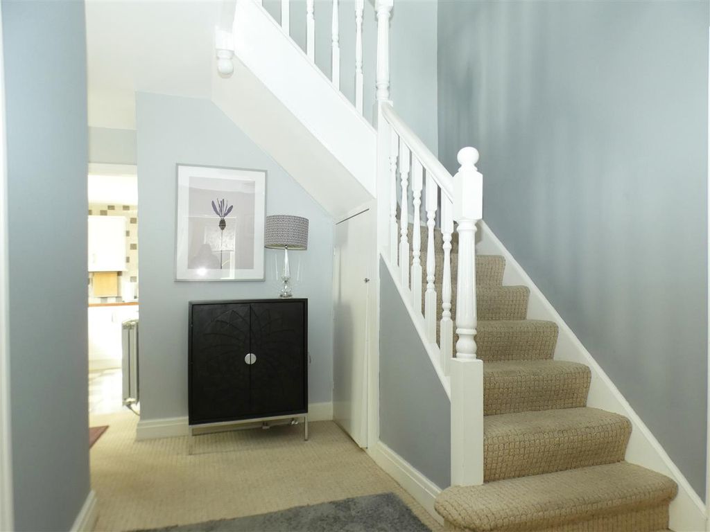 Property photo 3 of 29 Entrance Hall
