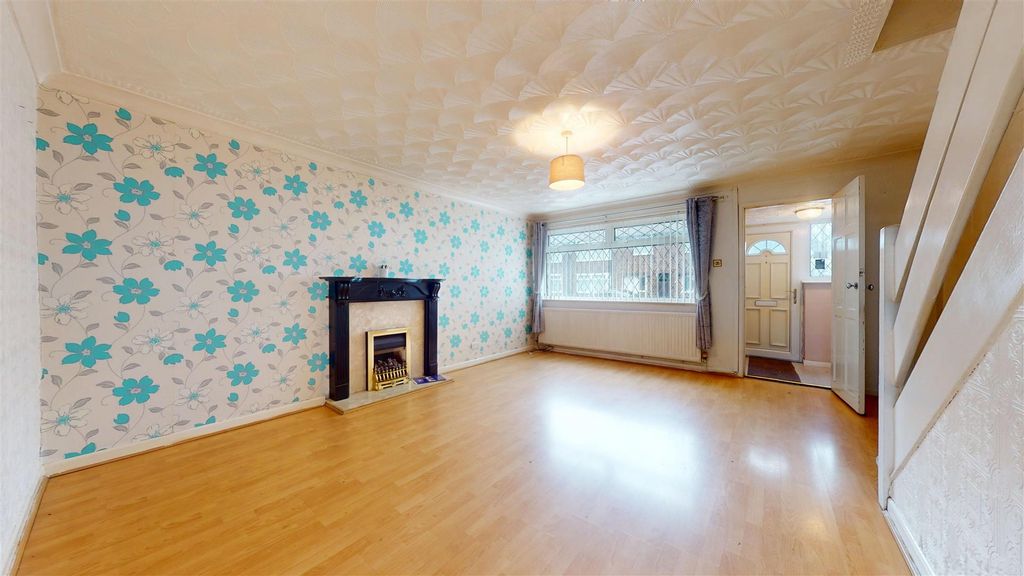 Property photo 3 of 19 Poynter Street Living Room