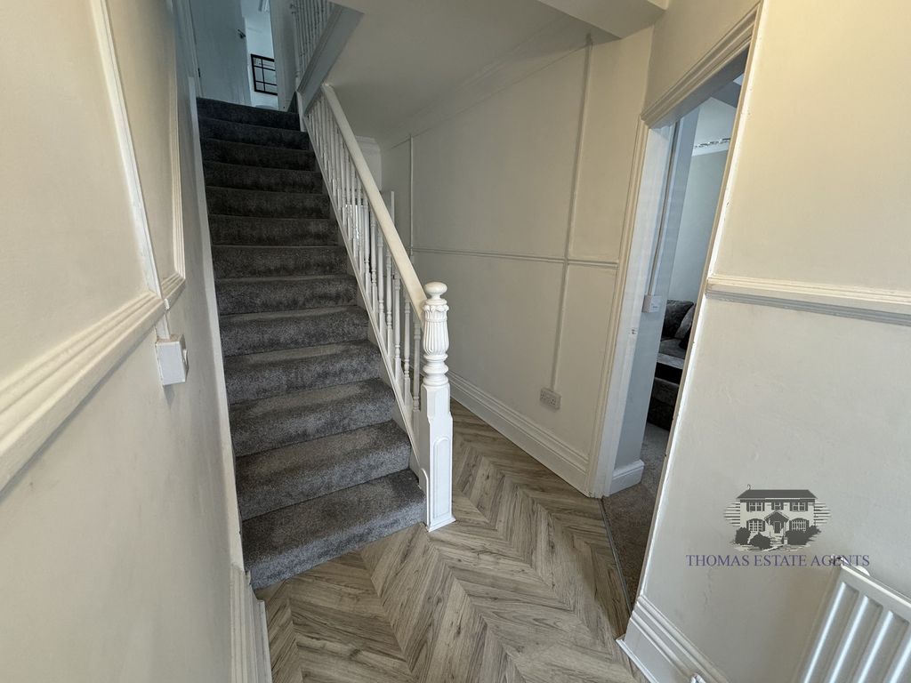 Property photo 2 of 14 Through Passage