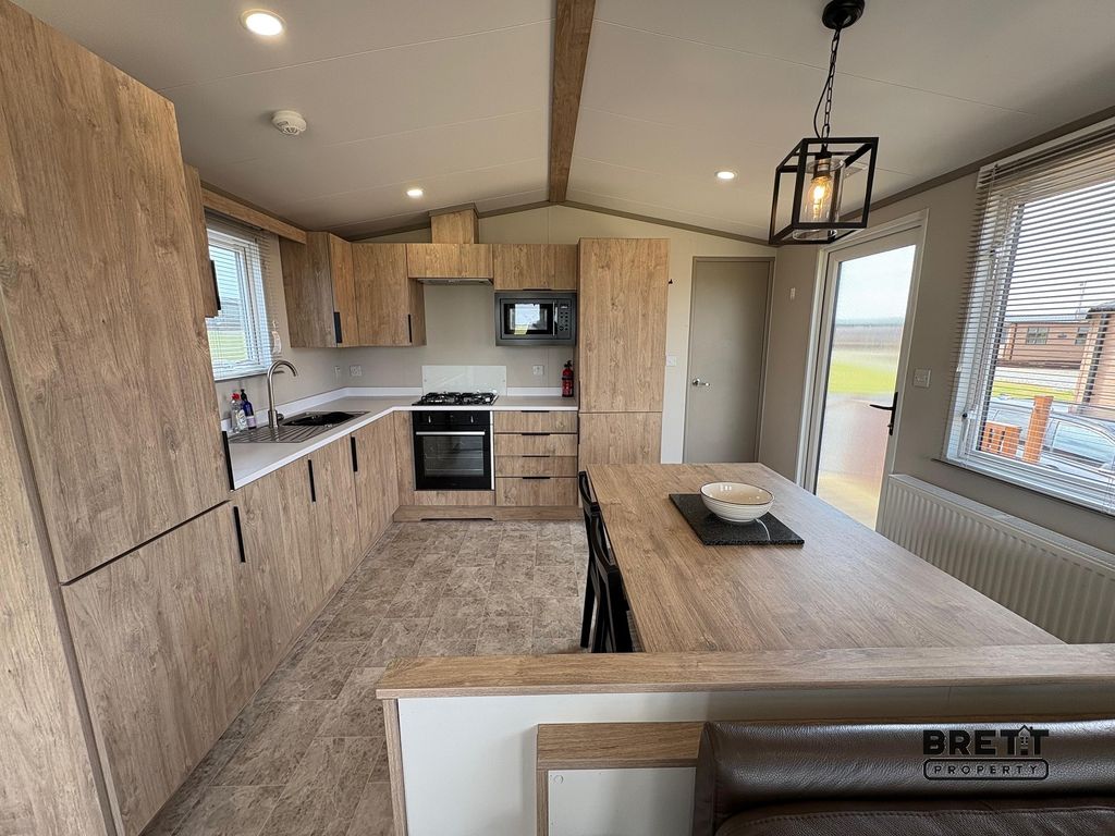 Property photo 3 of 10 Kitchen-Breakfast Area