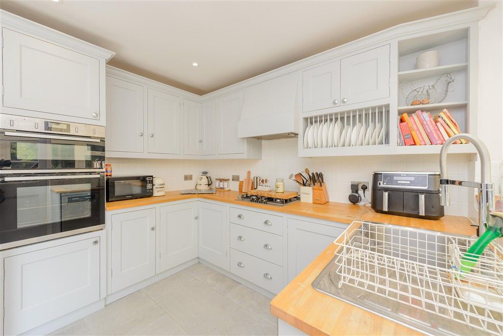 Property photo 3 of 14 Kitchen