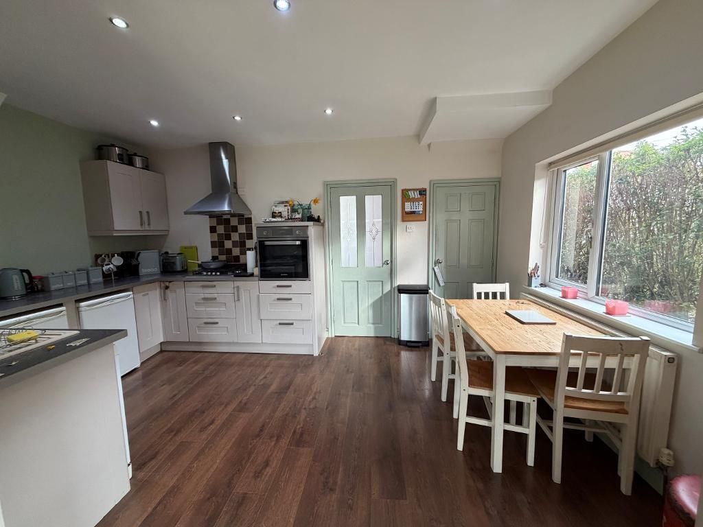 Property photo 1 of 11 Kitchen