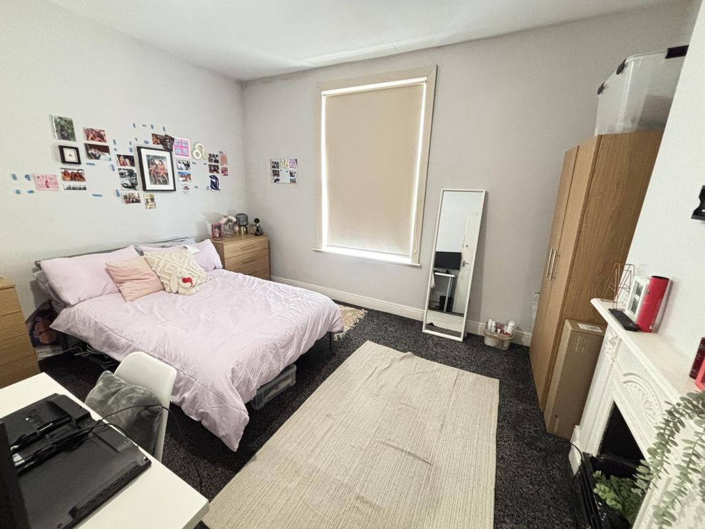 Property photo 1 of 14 A Bright And Spacious Master Bedroom Featuring A c...