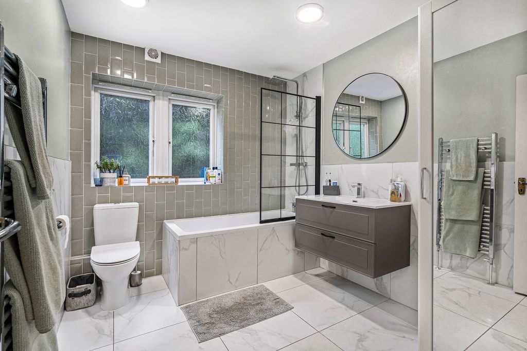 Property photo 2 of 21 Bathroom