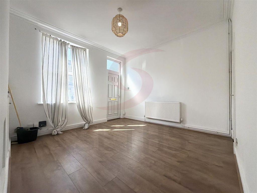 Property photo 1 of 11 Lounge
