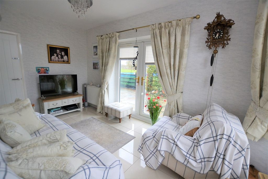 Property photo 2 of 20 Sitting Room