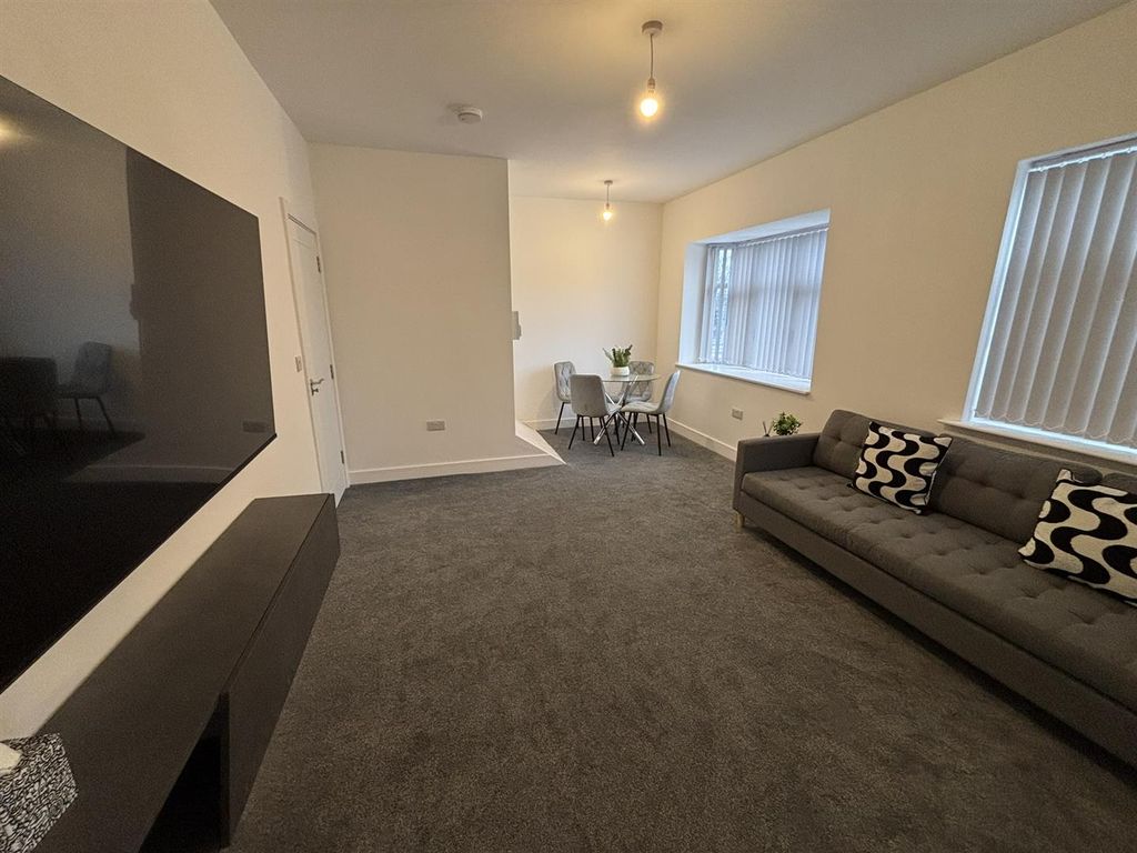 Property photo 2 of 12 Lounge