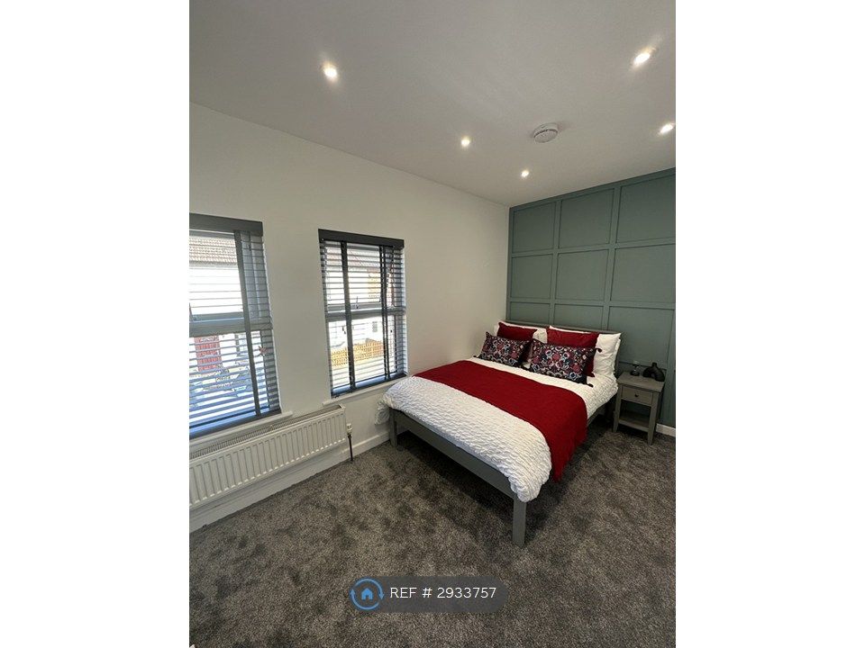Property photo 1 of 7 Room 5