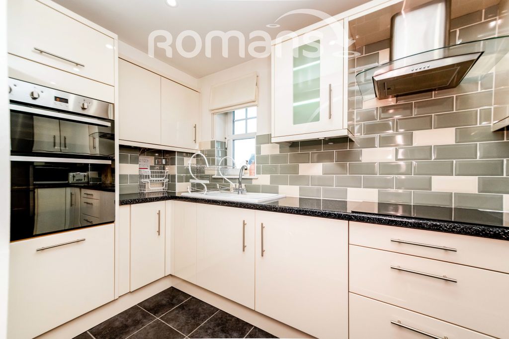 Property photo 2 of 10 Kitchen